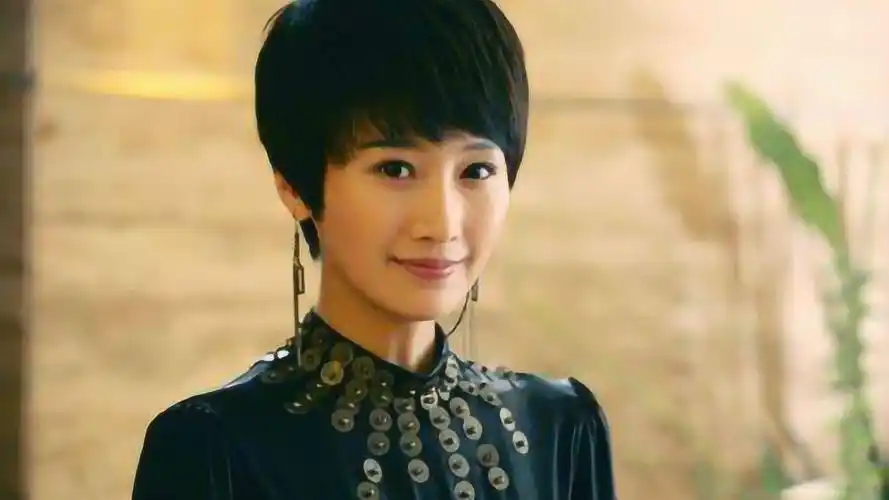 还记得"流星雨"慕容云朵吗?如今还是标志性的短发,美到认不出