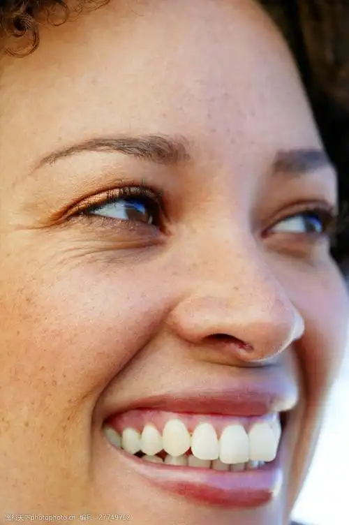 开心大笑的女人图片