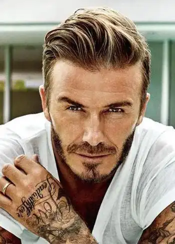 超个性的莫西干发型,将两侧的头发修剪得非常干净.