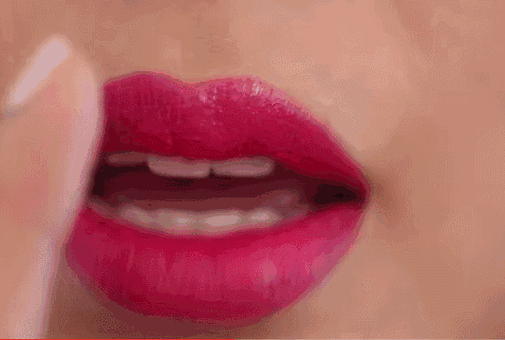 口红一不小心就涂不好,真是贼尴尬!