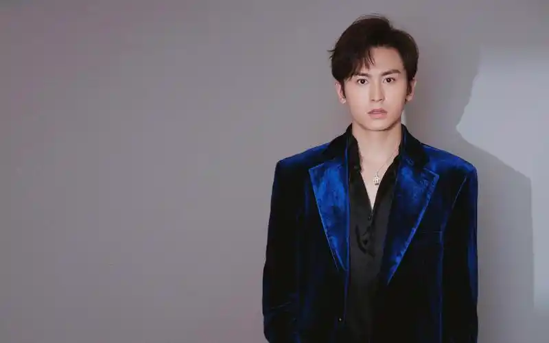 张哲瀚儒雅帅气写真图片桌面壁纸高清大图预览1920x1200_大陆明星下载