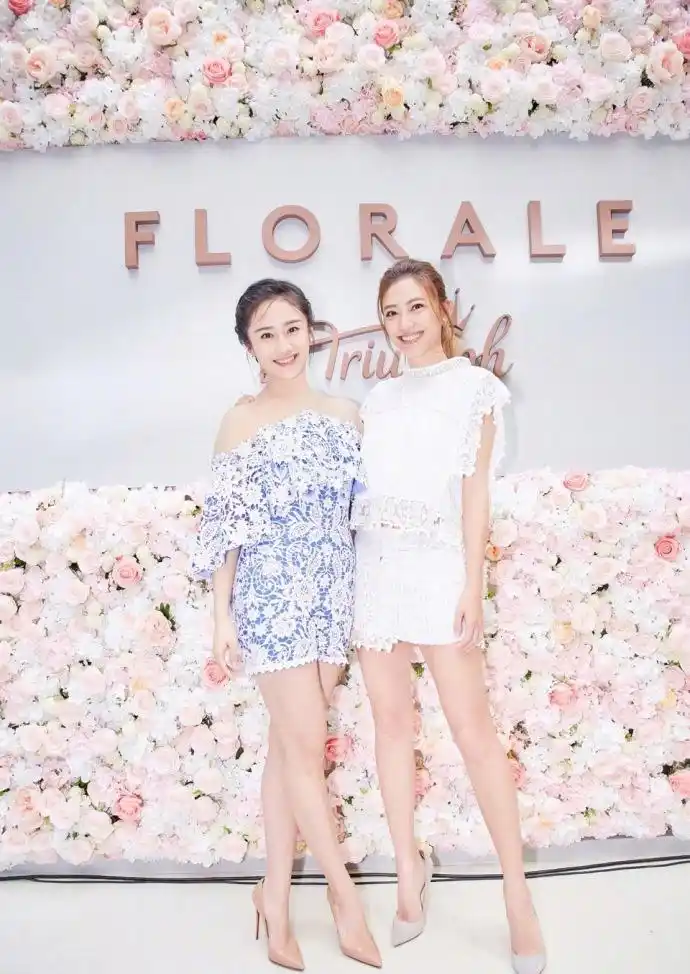 刘芸应采儿同框比美,一个蓝装清新甜美,一个白装气质优雅!