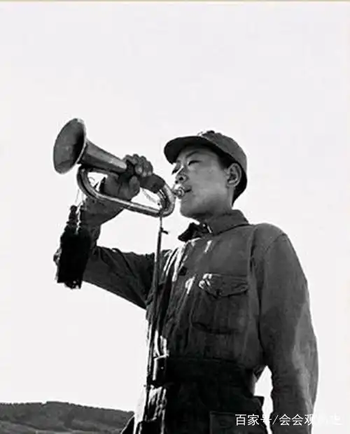 抗战时八路军战士吹冲锋号照,站高处吹响冲锋号,看着就激动人心