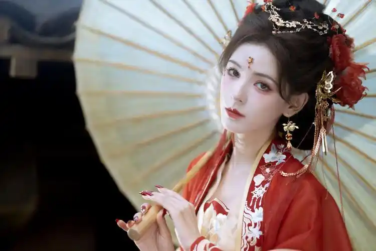 张予曦穿红衣古装娇艳明媚眼神太撩人