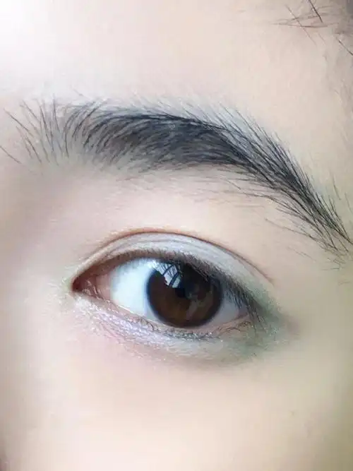 渐变眼妆最大的困难可能是两只眼睛画得不同