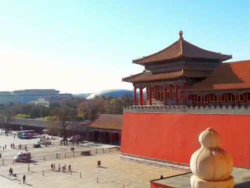 在东西雁翅楼南北两端各有重檐攒尖顶阙亭一座(明朝时期与南京故宫一