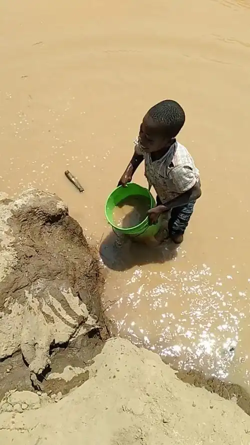 非洲孩子喝的水请节约用水