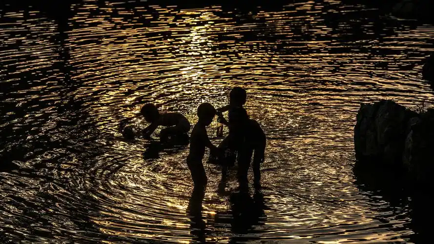 【戏水的小朋友摄影图片】风光摄影_杜秋先生_太平洋电脑网摄影部落