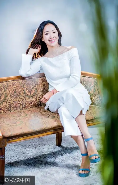 韩国艺人全慧珍全白套装知性大方 无公害微笑撞脸白百何