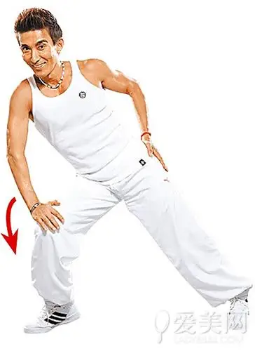 潘若迪示范居家小运动 短时间燃脂塑形