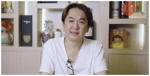 邓兆尊照顾新欢起居,大方养育对方子女,坚持不生育享受继父生活__财经