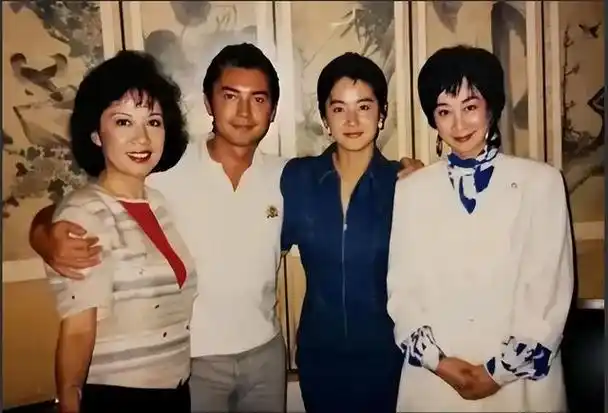 熬夜打了一晚上的麻将!尊龙到底有多英俊