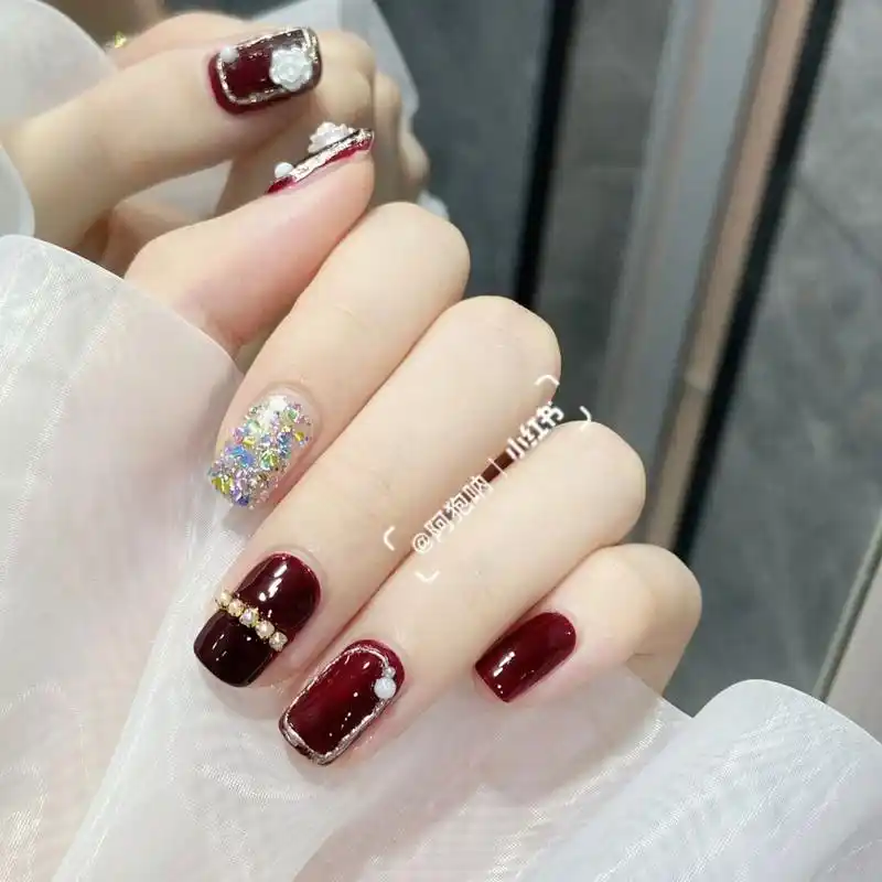 复古山茶花98显白浓郁酒红色氛围感美甲 酒红色也太显白了吧!