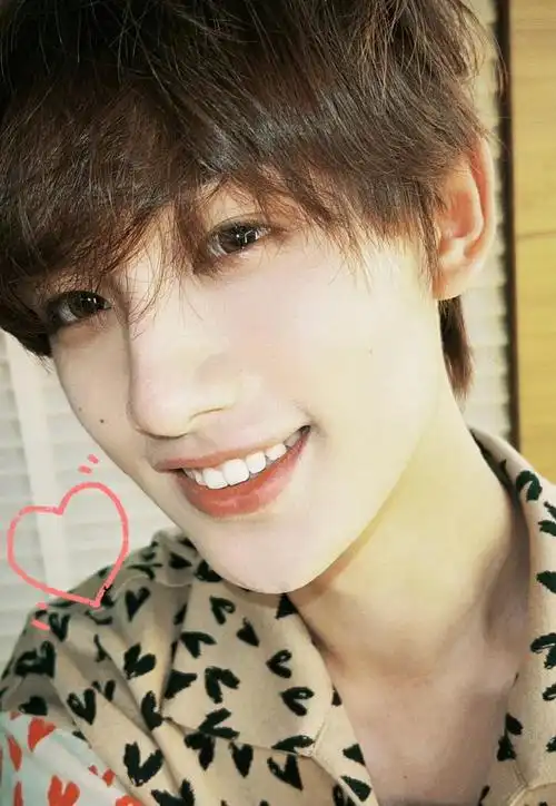丁程鑫超可爱自拍爱心个性衬衫治愈系笑容氛围感满满