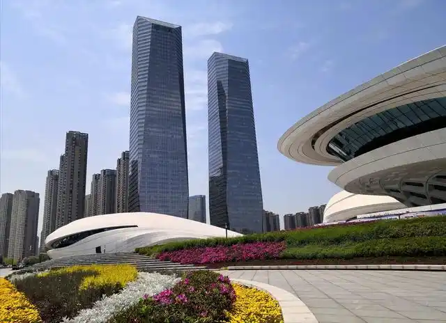 图二:梅溪湖的地标建筑,国际新城金茂广场"双子塔"与国际文化艺术中心