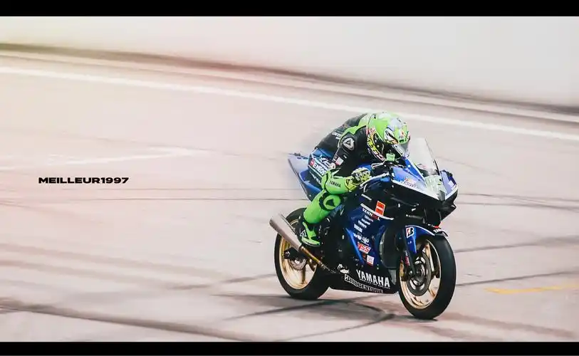 集美们能不能给我发一些王一博摩托比赛的照片