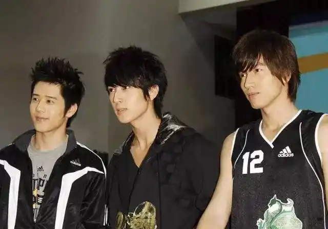 这可巧了,这边还一个无极威,就是那个能干翻kd的无极尊的弟弟,他也只