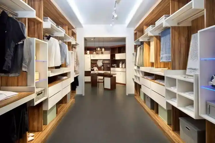 独立的衣帽间拥有存储空间大,衣服存取方便,让空间显得整体干净,有