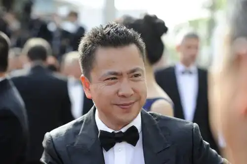 同样现身戛纳红糖的华谊总裁王中磊,相比女星来说,男明星的服装造型就