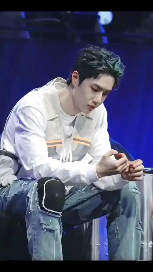 小朋友啃手指,简直是可爱的化身!

#王一博#