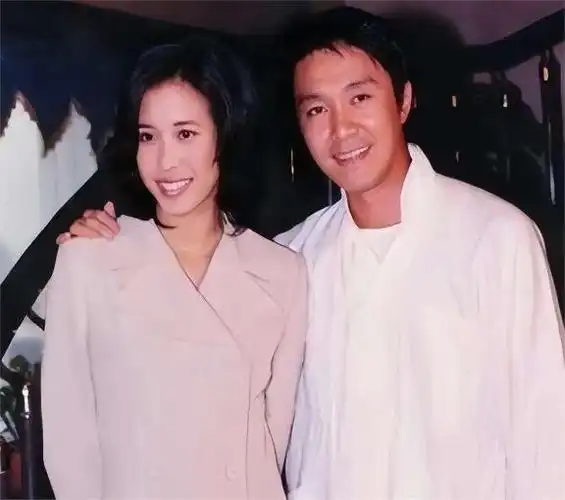 周星驰的第四段恋情对象是于文凤,她堪称真正的白富美.