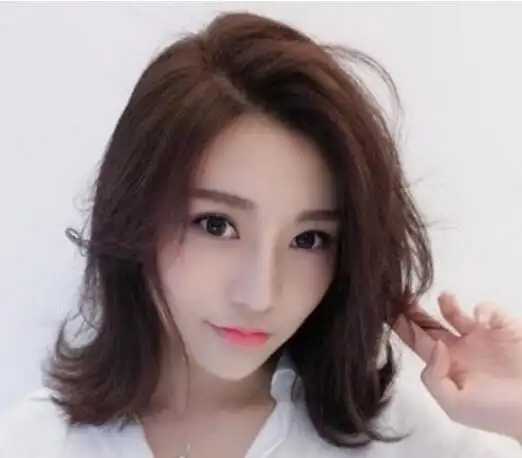 下巴尖尖的女生,她选择的就是好看的侧分式刘海的女生外翻短发发型