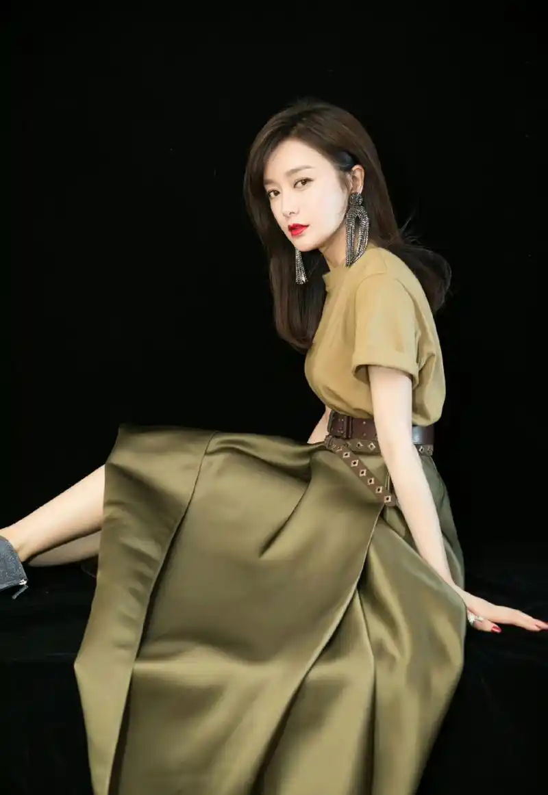 真没想到秦岚40多岁可以把身材保养的这么好,这就叫做岁数越大越有