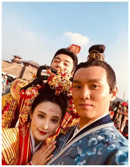 《东宫》花絮照来一波,男主反差萌,而他的现代装差点认不出