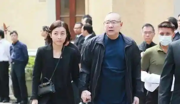 甘比巨亏100亿出局,老公稳拿美女与财富_刘銮雄_刘明伟_坎比