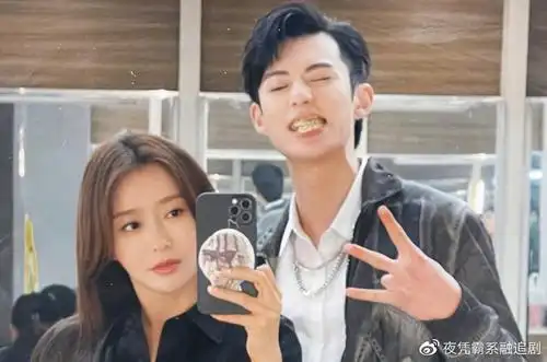 秦岚晒与王鹤棣对镜自拍姐弟cp糖分超标就连手机壳都藏糖