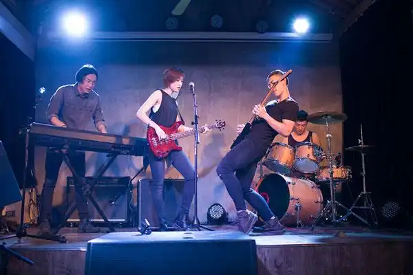 年轻乐队在舞台上表演