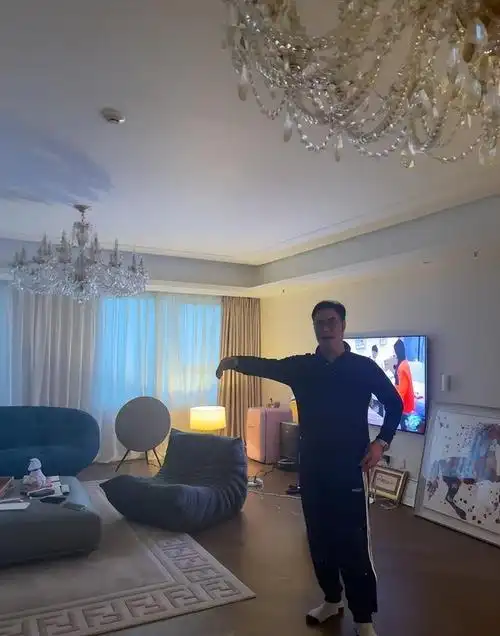 3月30日,有网友曝出沈腾在北京的超级豪宅,瞬间引起网友热议.