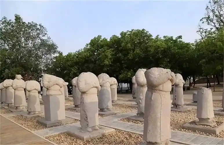 又根据这些无头石人的头断面判断出来,明朝嘉靖年间乾陵边曾经发生过