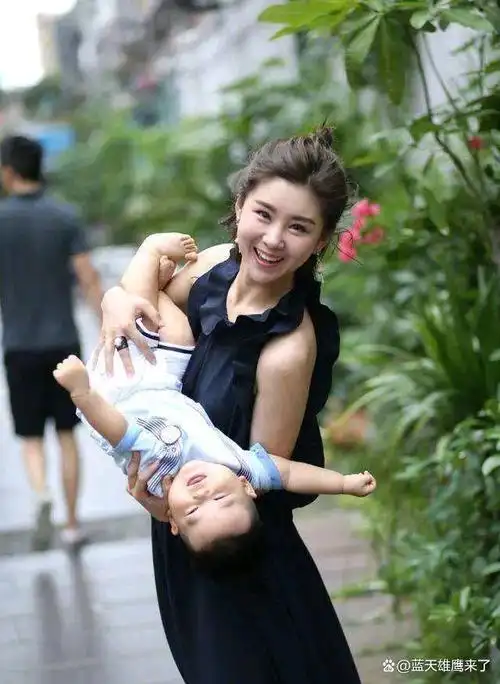 王雷的老婆李小萌,无论是剧中的照片,还是生活中的照片,总是给人一种