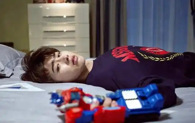 带你看看蔡徐坤住的豪宅,家里装修比样板房还豪华,进门就爱上了