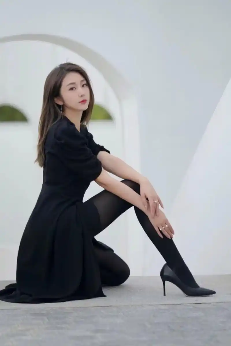 黑丝袜高跟鞋和黑色连衣裙更搭哦
