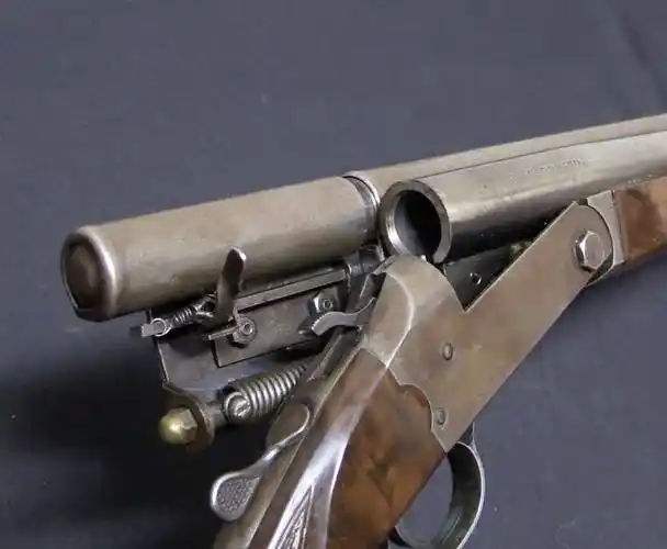 通过将一个管状弹仓附件拧到中折式霰弹枪的外部,alofs可以将单发霰弹