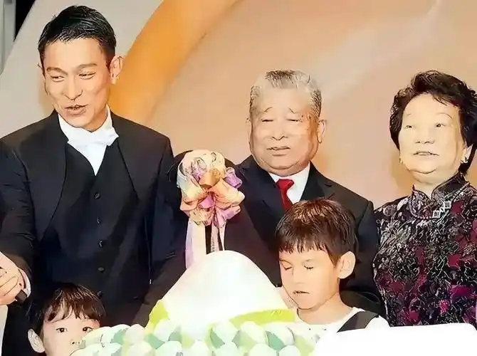 刘德华6姐弟24人大家族曝光,大姐贪财好赌,弟弟省心最能赚钱_名字