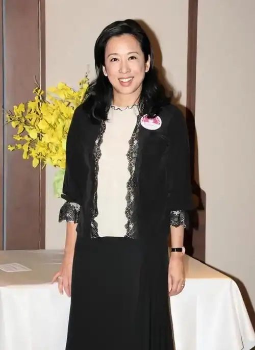 朱玲玲穿嫩黄色皮衣好显年轻,配盘发与年轻人合影,轻松美成焦点