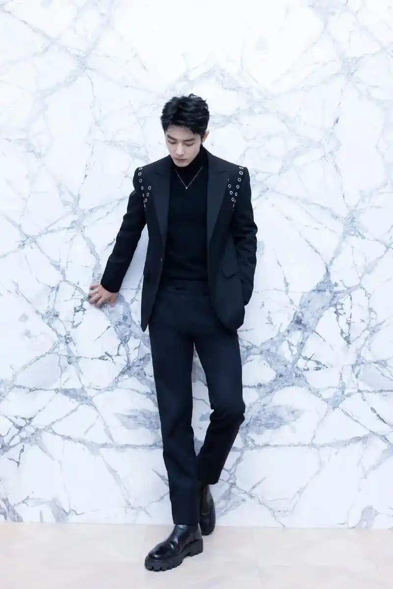 肖战 #西装杀 #黑色系 #这谁顶得住啊  红毯战 舞台战 - 抖音