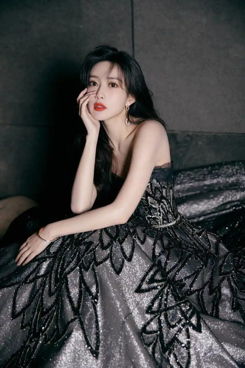 孟子义长卷发美丽迷人