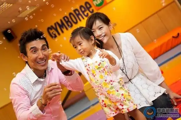 14:27 影剧中心/综合报导 48岁潘若迪与小15岁的老婆邱怡宁(kiki)育有