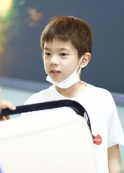 霍思燕接儿子放学时被拍嗯哼长大了更帅了