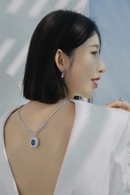 张俪英伦风西服写真图片