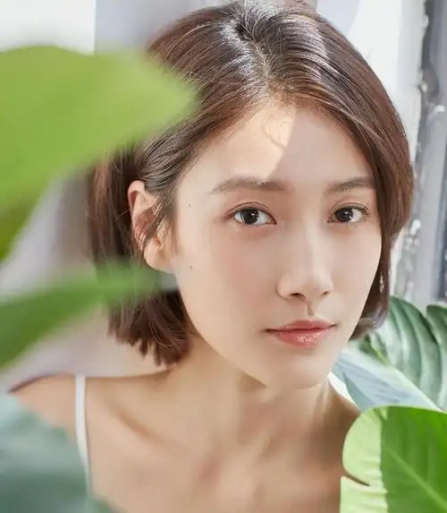 啜妮,这位实力派90后演员,在2023年凭借电视剧《无间》中扮演的"蓝冰"