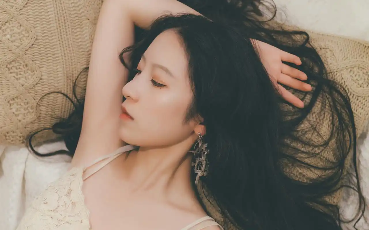 白皙卷发美女唯美高清桌面壁纸 - tt98图片网