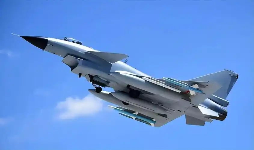 歼11b化身"白头神鹰"!西太平洋紧张,战机整容术惊人