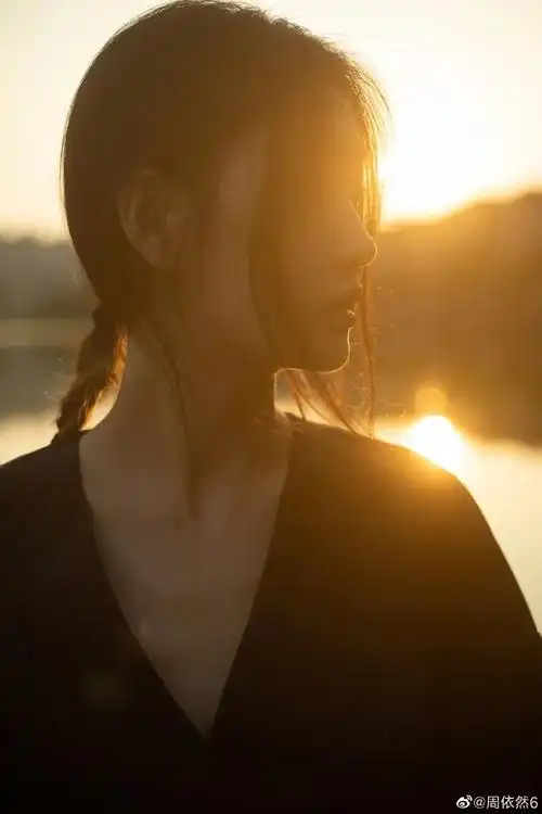 跟着女明星这样拍,我们都是侧脸杀女孩!