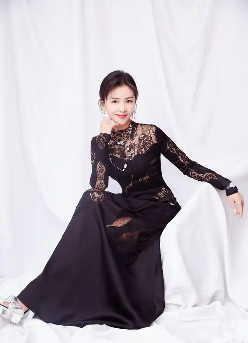 刘涛蕾丝透视裙性感满分可粉丝却不满意了项链真拉低档次