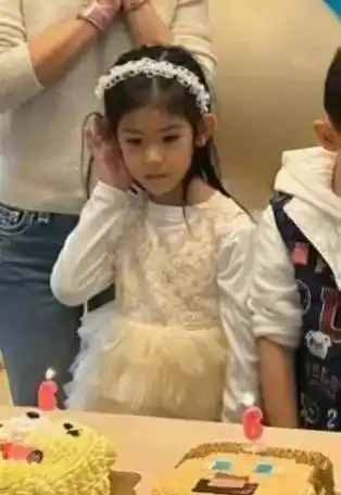 林心如为6岁女儿庆生,小海豚正面照曝光,五官清秀似女版霍建华_周杰
